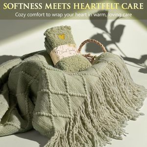 Coffret cadeau comprenant une tasse en céramique, une bougie parfumée, une bombe de bain, un pompon et une couverture, idéal pour la Saint-Valentin et la fête des mères - Product Image 4