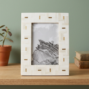 Cadre photo en bois rectangulaire vertical fait main, design minimaliste pour table, blanc avec accents dorés, décoration intérieure, photo personnalisée - Product Image 1