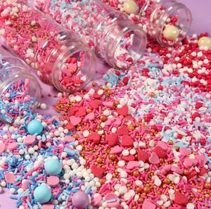 رشات كعكة عيد الحب الصالحة للأكل، خليط زينة صالحة للأكل، حبيبات سكر على شكل قلوب، رشات سكر مخصصة من ماركة جيمي - Product Image 1