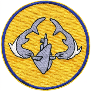 Écusson brodé circulaire écologique avec dauphins et sous-marin sur fond jaune, badge thermocollant en toile - Product Image 1
