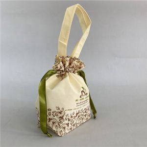 แว่นตาของขวัญน้ำหอมกระเป๋าถือสีทองแบบมีเชือกรูดขนาดเล็กถุงของขวัญสีขาวแบบสั่งทำ - Product Image 2