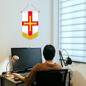 Bandera <span class=keywords><strong>de</strong></span> Guernsey con borlas <span class=keywords><strong>de</strong></span> 20x30cm colocada en la biblioteca para crear un ambiente tranquilo - Product Image 4