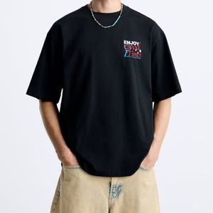 T-shirt pour homme avec imprimés brodés contrastés, t-shirt imprimé contrasté de haute qualité, logo personnalisé, fabricants de vêtements sur mesure - Product Image 3