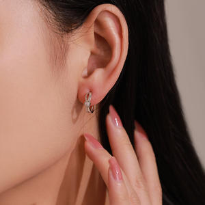 Un delicado conjunto de joyas en forma de corazón, elaborado en plata de ley S925, con un diseño dulce y único para un toque de ceremonia. - Product Image 3