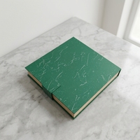 Boîte à bijoux magnétique en carton en papier en forme de livre vert avec logo personnalisé à la mode avec boîtes à bijoux en mousse blanche