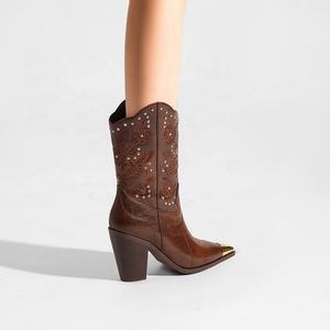 <span class=keywords><strong>Botas</strong></span> Vaqueras Occidentales de Media Pantorrilla Color Marrón para <span class=keywords><strong>Mujer</strong></span> Moncheer, con Bordado Floral en el Caña, Tachuelas Doradas, Punta Metálica, Aumentan la Estatura, para Invierno - Product Image 2