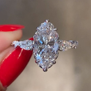 Anello di Fidanzamento F763 per Donna in Oro Bianco con Diamante Taglio Marquise Colore D Naturale e Diamanti Laterali - Product Image 1