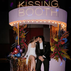 Personalizado al aire libre de pie revista fotomatón de metal redondo de la boda propuesta de besos cabina - Product Image 1