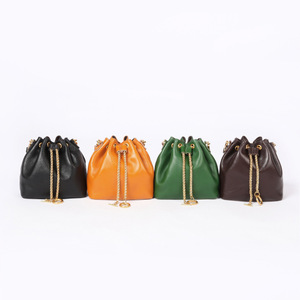 Nouvelle mode <span class=keywords><strong>Sac</strong></span> seau élégant Pochette de couleur unie <span class=keywords><strong>Sac</strong></span> <span class=keywords><strong>à</strong></span> <span class=keywords><strong>main</strong></span> en cuir avec cordon de serrage et chaîne - Product Image 1