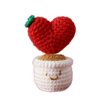 Mini arrangement de tulipes en forme d'amour fait à la main petite plante en pot ornement tricoté accessoire décoratif de bureau coeur au crochet
