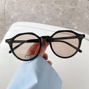 Gafas de Sol Estilo Coreano para Mujer, Montura Negra Brillante, UV400, Lentes Ligeras Tipo AC, Parasol Irregular con Remaches Punteados G2-9997 - Product Image 1