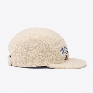 Gorra de Invierno Cálida Unisex T&L OEM Personalizada con Parche de Cuero Vegano, Forro Polar Sherpa y Borde Plano, Ajustable para Exteriores - Product Image 3