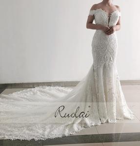 Robe de <span class=keywords><strong>mariée</strong></span> longue de luxe Ruolai QW01169, style sirène, épaules dénudées, dentelle lourdement perlée, traîne cathédrale - Product Image 2