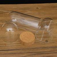 Conteneur en verre transparent avec base en bois pour la présentation de plantes et de fleurs sur le bureau à la maison, accent festif pour Noël et la Saint-Valentin