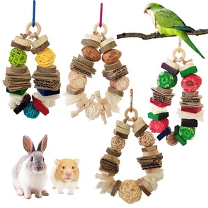 Jouets naturels colorés de sécurité d'oiseau d'écrou <span class=keywords><strong>pour</strong></span> des perroquets jouets à mâcher suspendus <span class=keywords><strong>en</strong></span> <span class=keywords><strong>bois</strong></span> de <span class=keywords><strong>lapin</strong></span> jouets de Hamster de boule de rotin <span class=keywords><strong>pour</strong></span> de petits animaux - Product Image 1