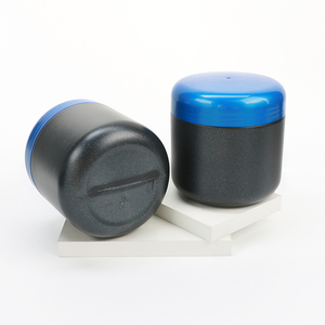 Pot vide en plastique HDPE noir personnalisé de 500 ml pour protéines, compléments alimentaires et produits de santé, avec bouchon à vis bleu. - Product Image 2