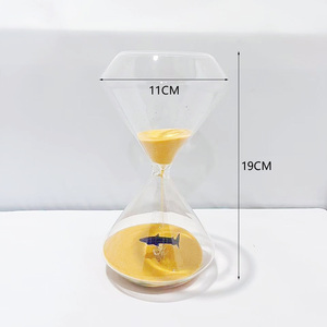 Sablier en verre borosilicate de <span class=keywords><strong>sable</strong></span> <span class=keywords><strong>jaune</strong></span> incrusté de poisson rotatif fait à la main moderne-Décoration intérieure et cadeau de mariage - Product Image 1