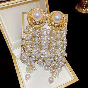 Orecchini Lunghi con Perle e Nappine, Orecchini Vintage di Alta Gamma, Orecchini Stile Palazzo per Donne - Product Image 1