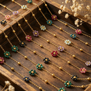 Collier chaîne en acier inoxydable plaqué or coloré avec breloques fleurs en <span class=keywords><strong>pierre</strong></span> <span class=keywords><strong>naturelle</strong></span>, ras-de-cou délicat et ajustable pour femme - Product Image 3