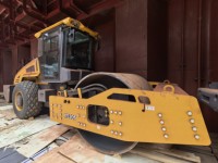 Rouleau compresseur vibrant à tambour unique XS205 de 20 tonnes fabriqué en Chine avec une largeur de compactage de 1600 mm et un moteur de 140 kW pour la construction routière