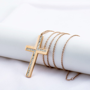 สร้อยคอจี้รูปกางเขนสแตนเลสสตีลสีโรสโกลด์ประดับเพชรแบบฝัง  สำหรับทุกเพศ  เครื่องประดับแฟชั่น ของขวัญ - Product Image 4