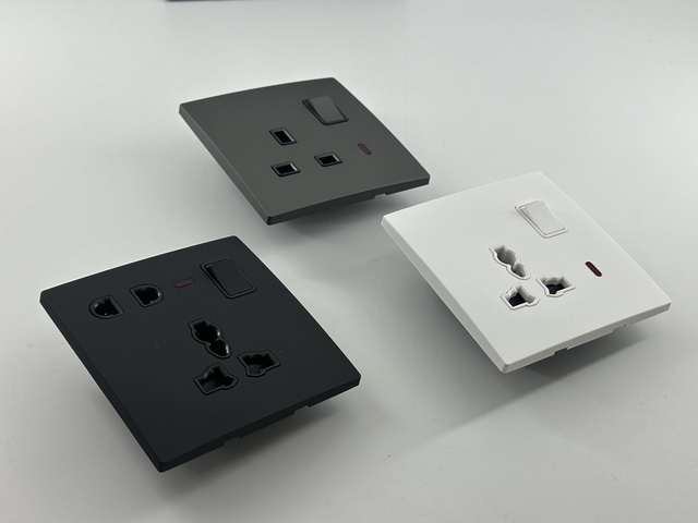 High New Design Home Hotel Well Known UK Standard Electric Wall Light Switched Double 3 Pin Universal Socket with A+C