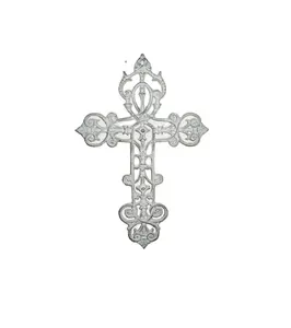LEVERTケルト風の身に着けられた白い装飾的な苦しめられた鋳鉄の壁の十字架、ハンギングループ付き