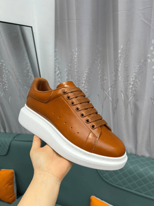 รองเท้าผ้าใบหนังทรงเตี้ยพื้นหนา Alexander Smooth Leather รุ่น Mc. ตะเข็บเสริมความแข็งแรงสำหรับเสื้อผ้าสตรีทแวร์ชายหญิง รุ่นควีน - Product Image 4