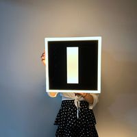 Panneau lumineux LED en acrylique rechargeable personnalisable avec logo, idéal pour bars, discothèques, événements et présentoirs.