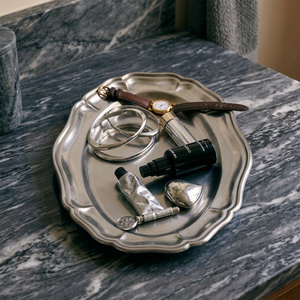 Bandeja Decorativa Ovalada de Metal, Diseño Contemporáneo, Plateada, para Almacenamiento de Cosméticos, Bandeja de Servicio, Pieza Única - Product Image 1