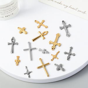 Dije de Cruz Diagonal en Relieve, Chapado en Oro de 18k PVD, Varios Estilos Clásicos, Accesorio Religioso para Hacer Collares - Product Image 1