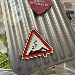 Op maat gemaakte telefoon stickers metalen badges nieuwe mode metalen revers speld voor mobiele telefoon ontwerp logo klevende badge speld 3M - Product Image 2
