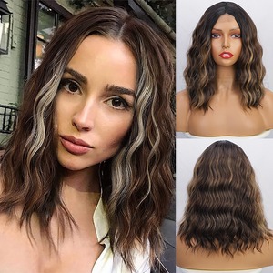 Parrucca anteriore in pizzo marrone <span class=keywords><strong>chiaro</strong></span> da <span class=keywords><strong>donna</strong></span> europea e americana <span class=keywords><strong>capelli</strong></span> corti ricci con increspatura d'acqua e piccoli lacci di pizzo - Product Image 1