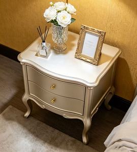 Table de chevet de luxe en bois massif couleur or champagne, avec 2 tiroirs incurvés, boutons en laiton ronds et pieds cabriolés, pour chambre à coucher - Product Image 5