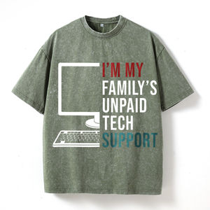 T-shirt unisex nera con grafica di computer e tastiera, design con testo 'I'm My Family's Unpaid Tech Support' per amanti della tecnologia e dell'umorismo - Product Image 2