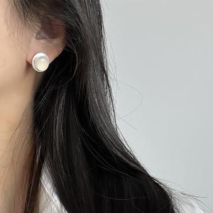 Boucles d'oreilles pendantes en argent pur S925 pour femmes, minimalistes, haut de gamme, ovales, en agate noire et en jade blanc, artisanat mat - Product Image 4