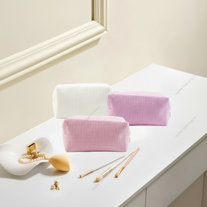 กระเป๋าเครื่องสำอางสำหรับผู้หญิงกระเป๋าเครื่องสำอางกำมะหยี่สีแดงสั่งทำโลโก้ได้ - Product Image 1