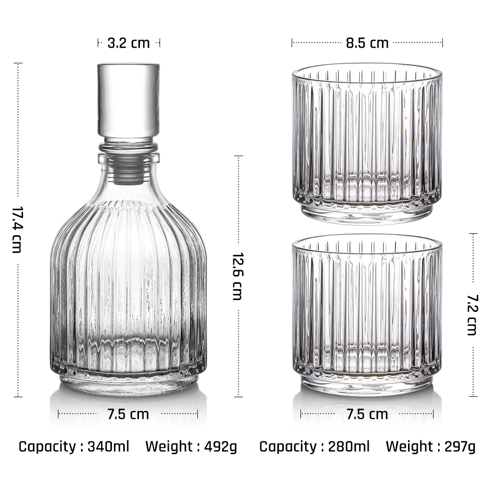 Carafe à décantation nervurée transparente avec deux verres.