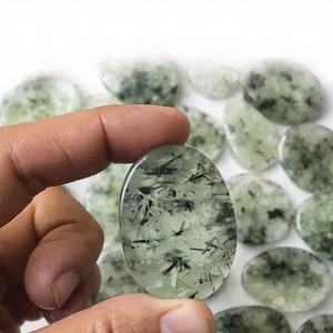 หินเพรฮไนต์ธรรมชาติแกะสลักสำหรับบำบัดรักษา หินมงคลเสริมฮวงจุ้ยรูปนิ้วโป้ง - Product Image 1