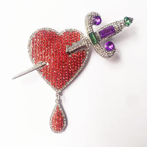 Broche de déclaration de coeur et de poignard de conception originale broches de mode de saignement de coeur de cristal rouge exquis fabriquées en chine - Product Image 2