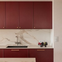 Armoires de cuisine sur mesure en bois de pin massif de haute qualité, finition antique, îlot central, armoire à vin, résistantes à l'eau, faciles à nettoyer