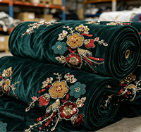 Tissu en velours élégant haut de gamme avec broderie de perles et de paillettes pour robes de soirée, vêtements de haute couture et utilisation dans la création de mode