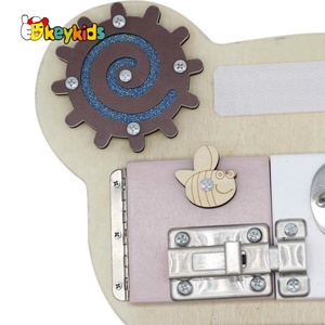 Tablero de Actividades Sensoriales Montessori Hecho a Mano con Diseño de Oso, de Madera, con Cerraduras y Pestillos, para Viajes en Auto o Avión, W12D369 - Product Image 3