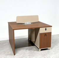 Bureau de travail et poste informatique contemporains, mobilier de bureau, ensemble bureau et chaise pour employés