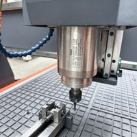 Machine de découpe et de perçage CNC industrielle 1325 à 3 ou 4 axes avec table à aspiration à rainures en T, pompe à vide, servomoteur pour métaux tendres, acrylique et MDF