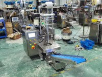 Machine d'emballage vibratoire compacte pour bonbons en rouleaux, oursons gélifiés et petits boulons - Vente chaude