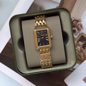 Reloj de pulsera para mujer de acero inoxidable de dos colores con indicador de fecha de tres agujas y marcadores de hora con números romanos simulados - Product Image 6
