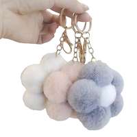Vente en gros de porte-clés en plastique souple avec boule de fourrure et fleur Pom Pom, porte-clés en peluche moelleux