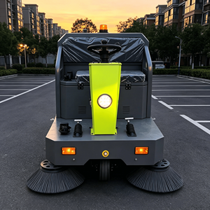 Nouvelle machine de nettoyage routier industrielle ConTour Mini, autoportée, subcompacte, haute efficacité, 48V 73Ah, 13000/h - Product Image 1