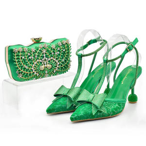 مجموعة أحذية وحقائب إيطالية للنساء مرصعة بالأحجار الكريمة ذات كعب عالٍ ومقدمة مدببة مع حقيبة يد مطابقة - Product Image 3